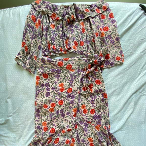 2 piece outfit. off shoulder Crop top & skirt - Picture 2 of 3